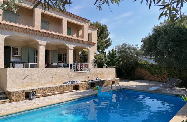 Magnificent villa with swimming pool and sea view