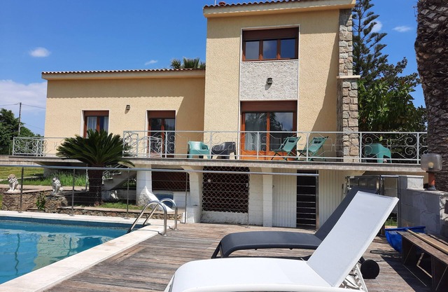 Magnificent villa with swimming pool and summer kitchen.