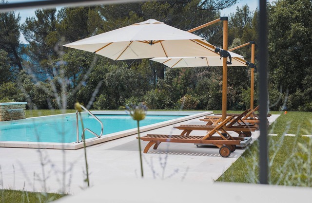 Magnificent villa with swimming pool in Ménerbes, Picasso's adopted village.