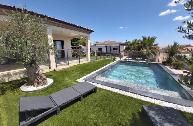 Magnificent villa with secure swimming pool close to beaches