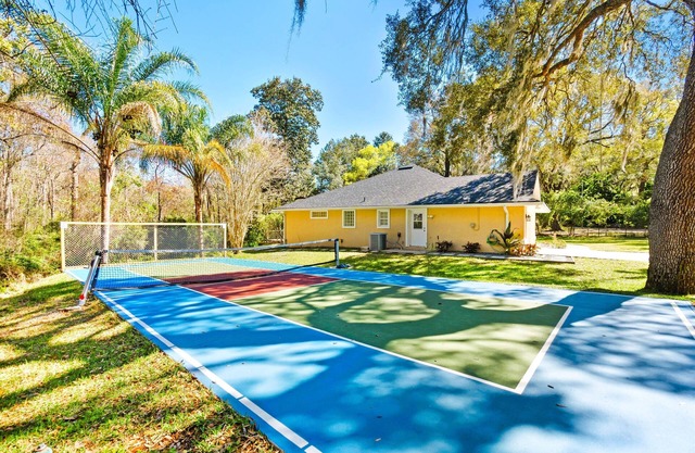 Magnolia Getaway: Private Pool - Pickleball Court - Grill - Foosball & Arcade