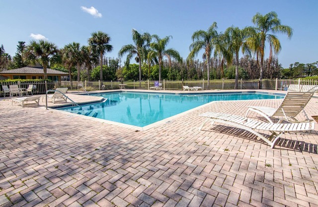 Magnolias on Cobblestone – Stylish Pet Friendly Retreat w/Private Lanai, Pool Access & Smart TVs!