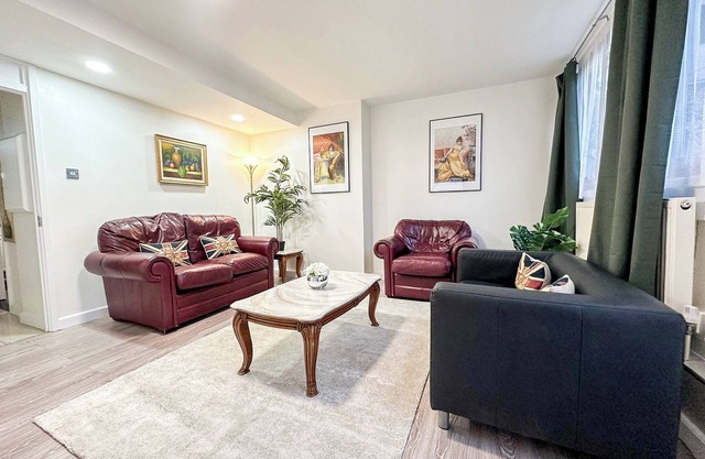 Maida Vale 3 Bed 3 Bath Flat w. Garden & Free WiFi near Paddington Little Venice