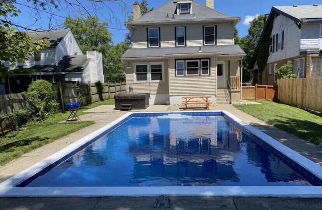 Main Street Oasis - Pool & Hot Tub Sleeps 8