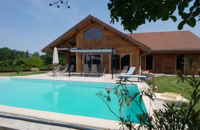 Maison à la Campagne Spacieuse Avec Piscine