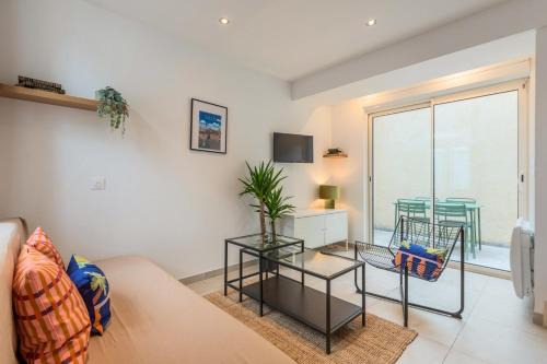 Maison 2 chambres avec petite cour, proche métro