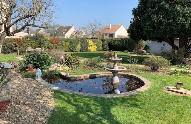 Maison Atypique au Jardin Fleuri