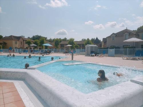 Maison avec piscine chauffée en résidence, 4 ou 5 pers, RDC, lac et nature