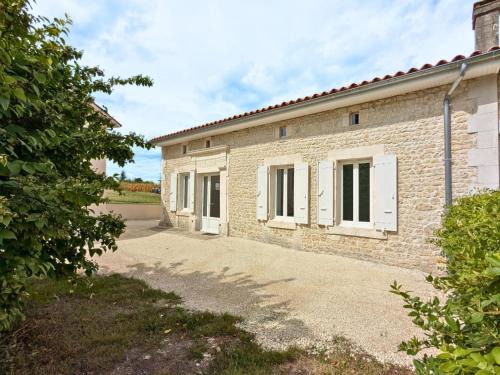 Maison charentaise rénovée avec jardin privatif et parking - FR-1-653-281