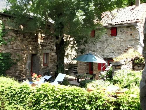 Maison cosy avec vue sur la montagne à Dompnac, cheminée