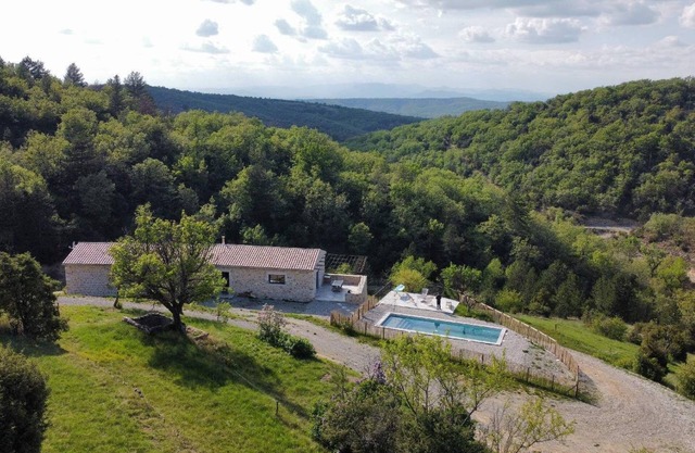 Maison de Celestin, isolated stone farmhouse with private swimming pool in the heart of nature