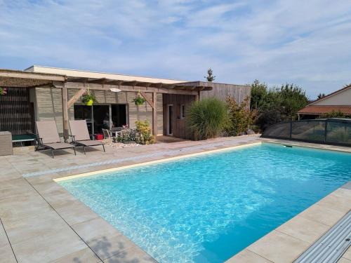 Maison de vacances raffinée avec terrasse et piscine partagée - FR-1-589-837