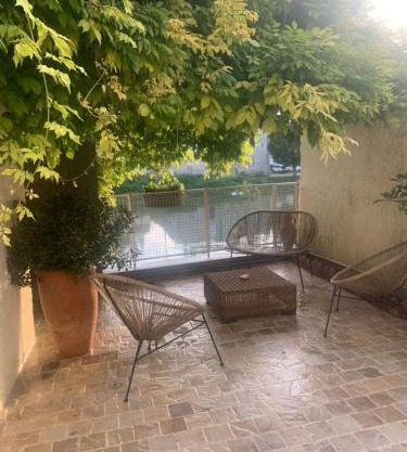 Maison des glycines au bord du Doubs