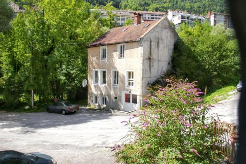 Maison familiale spacieuse à Saint-Claude, vue sur la rivière