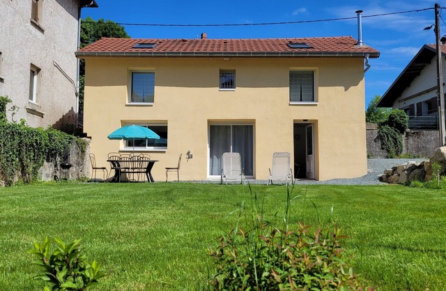 Maison Individuelle 2 Chambres six Couchages au Centre Village