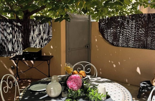 Maison Jasmin, in the city center with parking space and terrace.