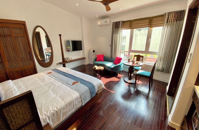 Maison Nha Truc Bach Lake