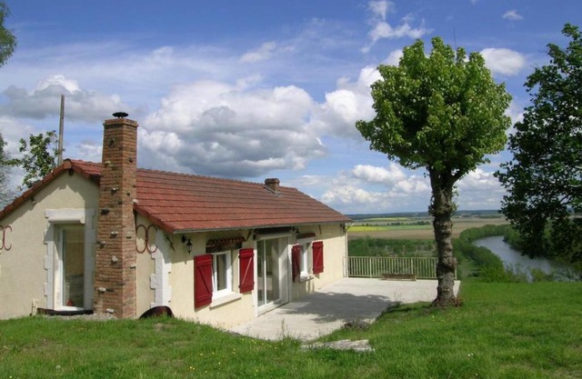 Maison rénovée au bord de l'Allier avec jardin et cheminée - FR-1-489-110