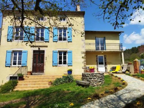 Maison spacieuse à Domeyrat + grand jardin