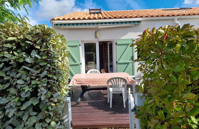 Maisonnette à deux pas de la plage dans résidence calme