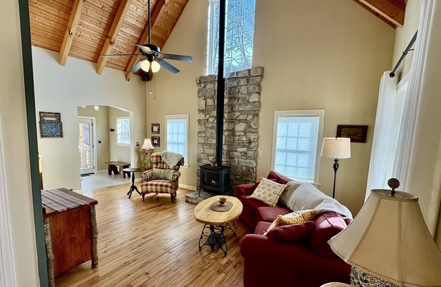 Majestic Creek Views | Romantic | Mountain Vibes | Unique | Private | Warm