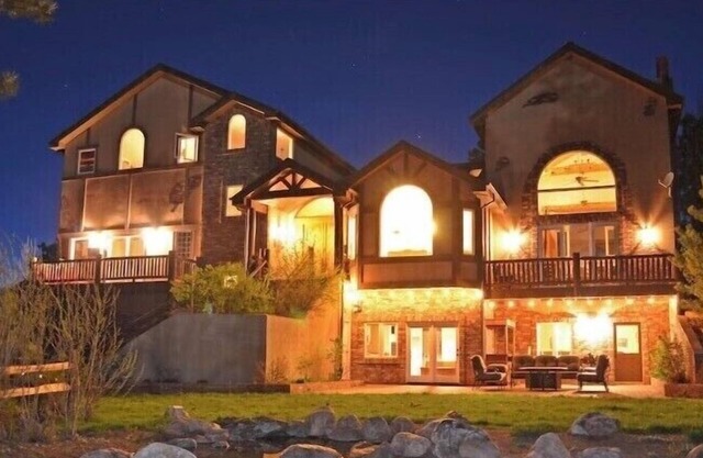 Majestic Lodge only 22 miles from the base of Pike's Peak