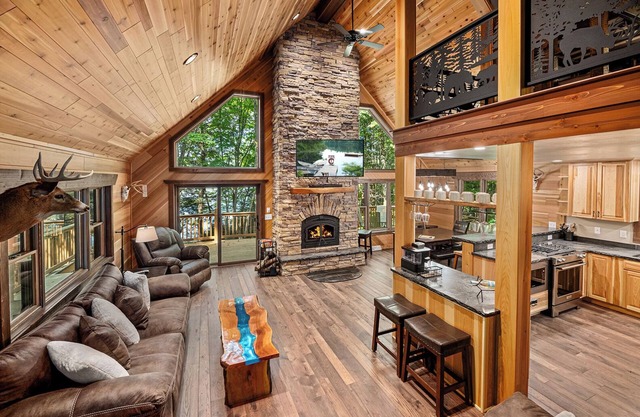 Majestic Maples | Kentuck Lake, Dock, Firepit, AC, Fireplace, Dogs OK