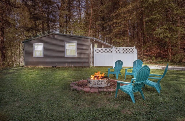 Majestic Pines: Budget-friendly 4 person cottage near Lake Logan: Hot tub/WiFi