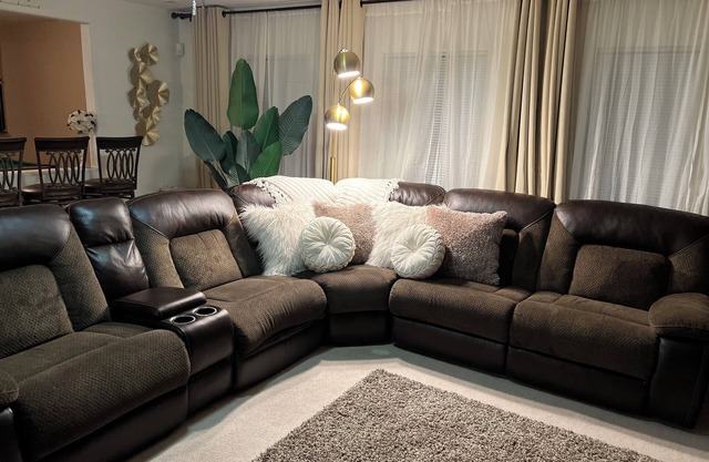 Major Vacations! Jacuzzi!pool table ! 3bd