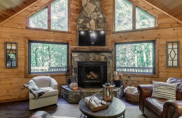 'Make Your Mark' Cozy Sapphire Cabin with Hot Tub