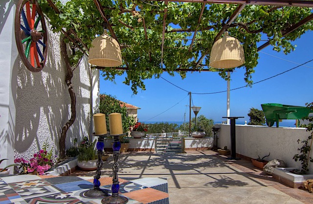 Mamis Mansion! Jacuzzi terrace with great sea views, walking distance to taverna