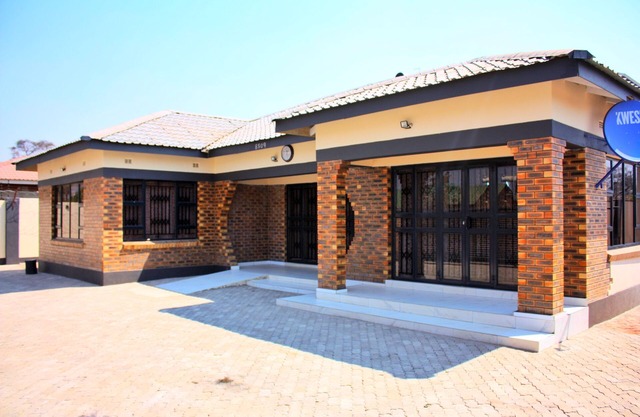 ManaComfy - 14Bed House - 4 Baths - Victoria Falls