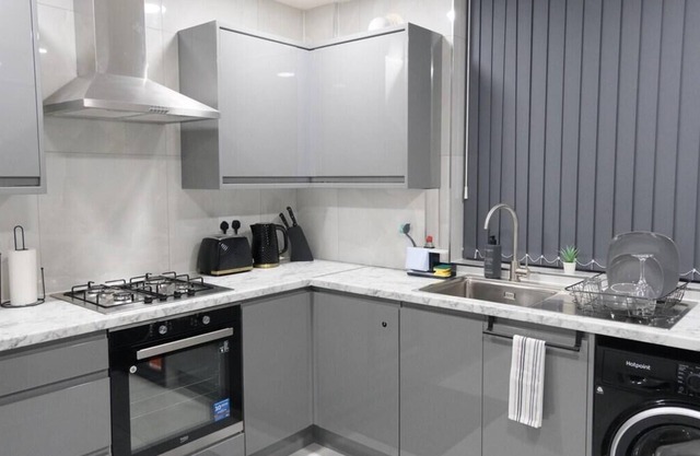 Manchester Entire House 3-Bedrooms-Sleeps5-Parking