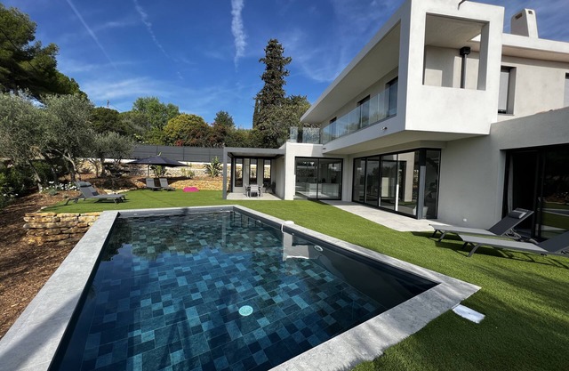 MANGENIE, Contemporary Villa With Heated Swimming Pool, Valbonne