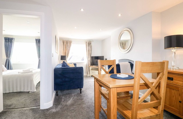 MANIFOLD DALE, romantic, luxury holiday cottage in Ashbourne