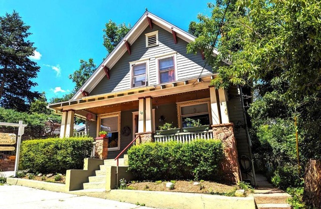 Manitou Springs White Yarrow Inn House