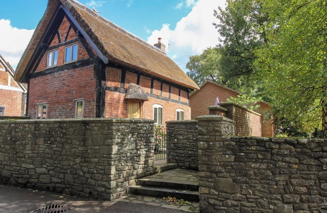 MANOR COTTAGE, romantic, character holiday cottage in Church Stretton