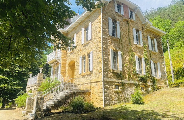 Manor house in the Périgord noir for 12 people with swimming pool