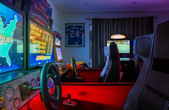 Mansion Lux 16 Guests Pickleball Court Full Arcade Private Pool and outdoor Kitchen