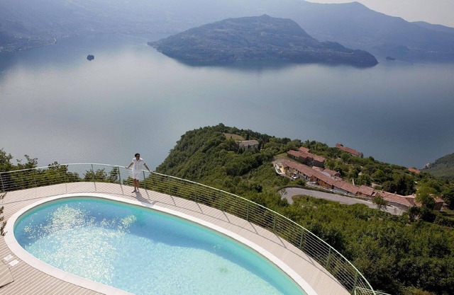 Mantegna-garden with lake view and swimming pool