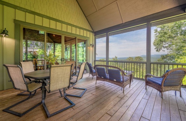 Maple Cottage in Sutton Knob Upscale home with grill and deck