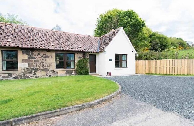 Maple Cottage with Hot Tub near Cupar, Fife