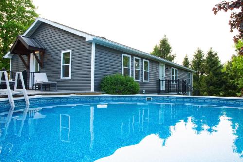 Maple Retreat with Big Pool