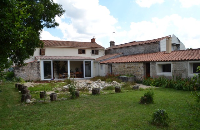 Marais poitevin 18th century farmhouse with large wooded area very quiet