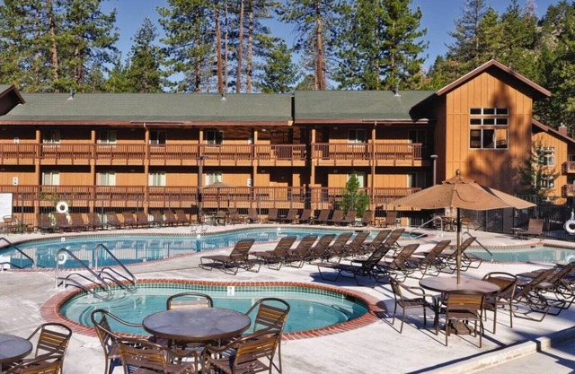 March 6-10! Lake Tahoe's 3-bedroom resort - Sleeps 8. Book your ski weekend!