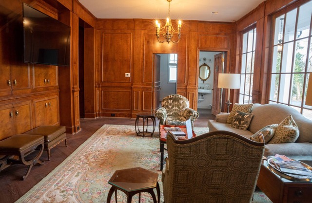 Margot Suite - Truitt Vanderbilt Club - King room with bath and bistro
