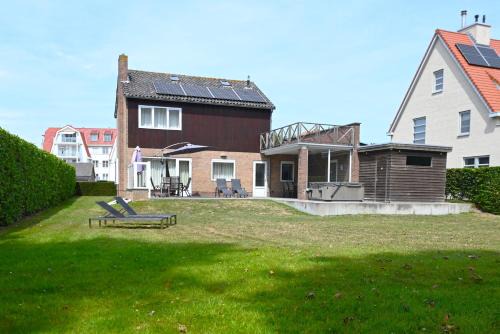 Margret detached holiday home with huge garden in the centre of Cadzand and near beach