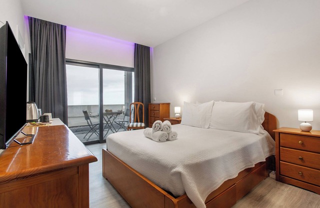 'Mariana' Room with Sea View, Shared Terrace and Wi-Fi Access