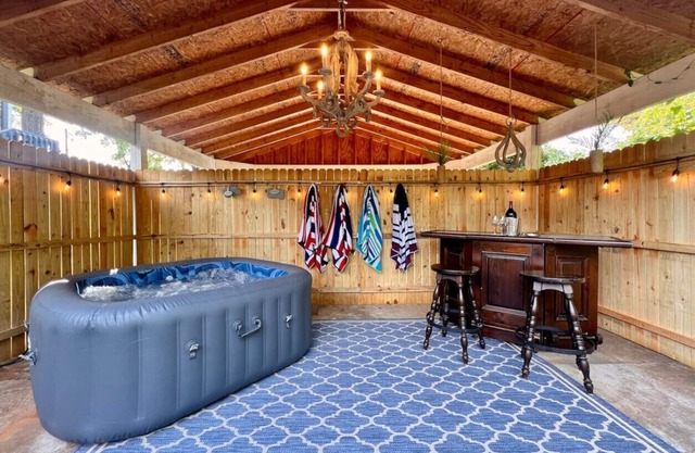 Marigold: 6Bedroom Downtown Gem ~ HOT TUB