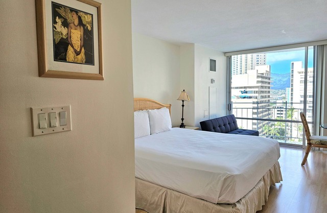 Marina Hawaii Vacations - Best Location In Waikiki! Spacious Studio, Full Kitchen!